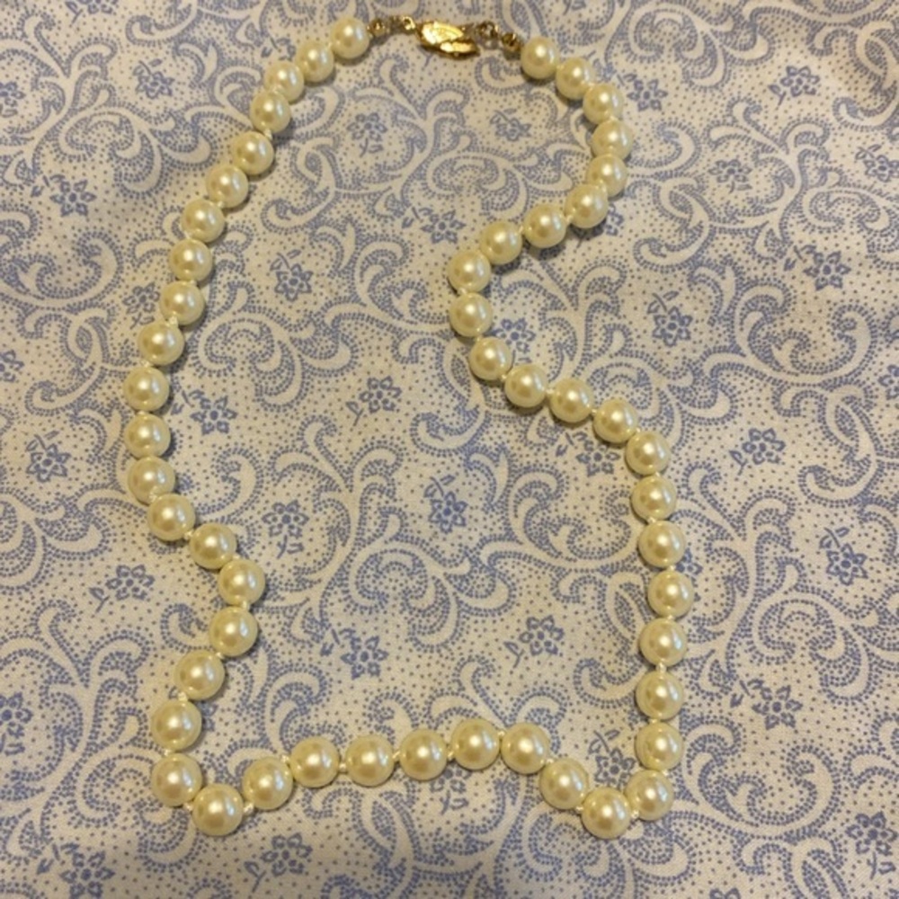 Cute Avon pearl necklace. Vintage.